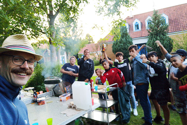 Ausuchende Jugendsozialarbeit in Grünhufe veranstaltet auch Sportwochen, hier beim Grillen nach dem Fußballturnier.