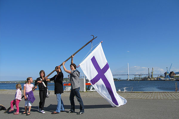 Familie hisst Fahnenkreuz am Hafen