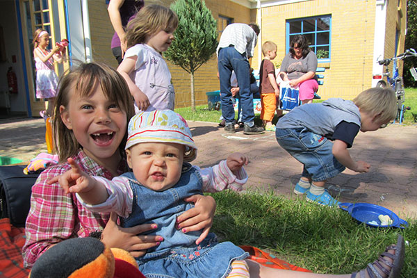 Kinder spielen im Garten des Nachbarschaftszentrums Grünhufe