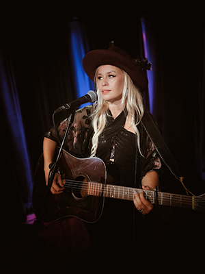 Sofia Talvik an der Gitarre, Copyright: Jonas Westin, Makaki Music