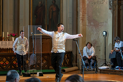 DIE ECKIGEN - Theater - Stück Johann Gottfried Bach – Vom Anderssein in 2025, tanzend auf der Bühne
