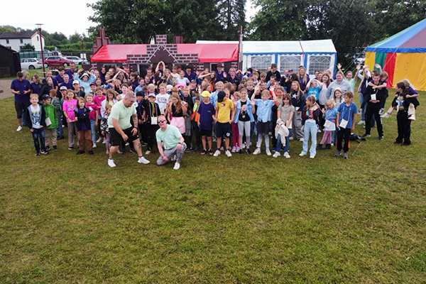 kinderdorf-steinhagen-gruppenbild-2025 Kinderdorf in Steinhagen - Gruppenbild mit Kindern und Betreuenden in 2025