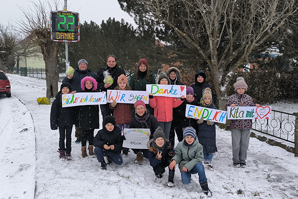 Ev. Kita Löwenzahn in Gingst - Danke sagen bei der Einweihung der Geschwindigkeitsanzeiger
