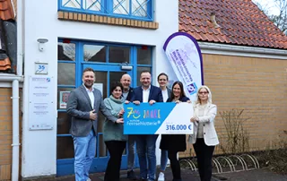 Stephan Masch, Repräsentant der Deutschen Fernsehlotterie gGmbH, Marén Stump, pädagogische Mitarbeiterin im Projekt; Frank Hunger, Vorstandsvorsitzender des Kreisdiakonisches Werk Stralsund e.V.; Gerald Hehl, Bereichsleitung im Kreisdiakonisches Werk Stralsund e.V.; Franziska Rohde, Abt. Förderwesen des Diakonisches Werk Mecklenburg-Vorpommern e.V.; Cornelia Gürgen ist Projektleiterin des Soziokulturellen Frauenzentrums & Enaam Ayoub, pädagogische Mitarbeiterin im Projekt bei der symbolischen Übergabe der Fördersumme in Stralsund