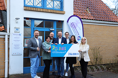 Stephan Masch, Repräsentant der Deutschen Fernsehlotterie gGmbH, Marén Stump, pädagogische Mitarbeiterin im Projekt; Frank Hunger, Vorstandsvorsitzender des Kreisdiakonisches Werk Stralsund e.V.; Gerald Hehl, Bereichsleitung im Kreisdiakonisches Werk Stralsund e.V.; Franziska Rohde, Abt. Förderwesen des Diakonisches Werk Mecklenburg-Vorpommern e.V.; Cornelia Gürgen ist Projektleiterin des Soziokulturellen Frauenzentrums & Enaam Ayoub, pädagogische Mitarbeiterin im Projekt bei der symbolischen Übergabe der Fördersumme in Stralsund