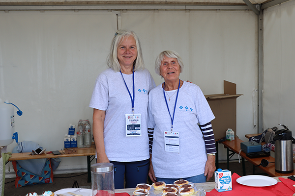 Ehrenamtliche Helferinnen beim Kuchenverkauf beim 7. Triathlon Stralsund