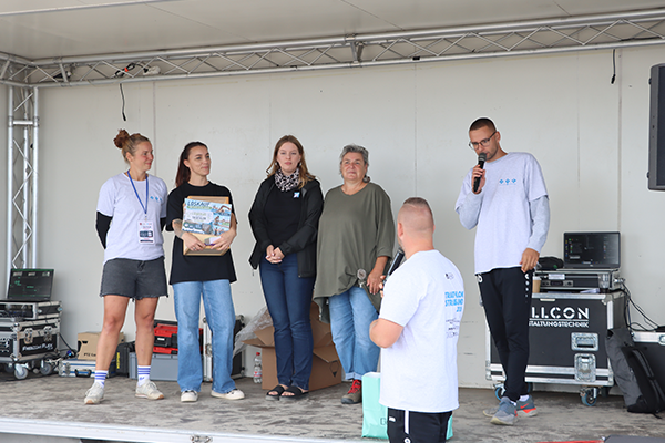 Teil des Teams Hilfen zur Erziehung bei Auslosung beim 7. Triathlon Stralsund
